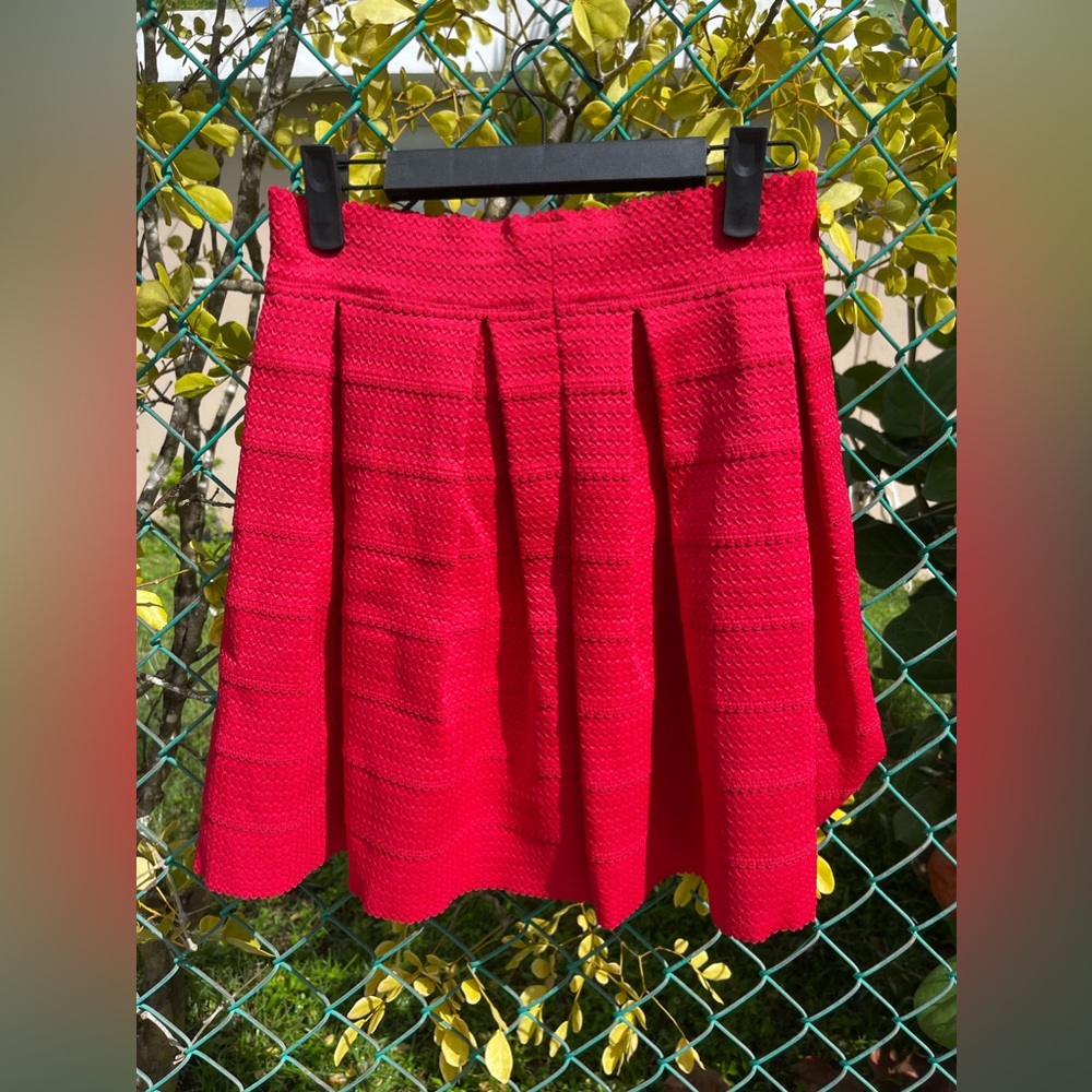 🛍 Red Express Skirt | Worn Once  
$15.00 | X-Small

DM for more info 📩